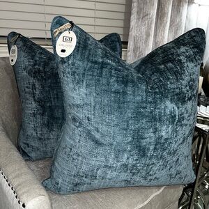 1-NWT CALLISTO HOME VELVET TEAL DECORATIVE THROW PILLOW